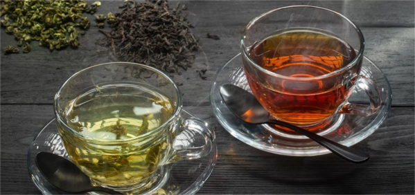 جڑی بوٹیوں کی چائے اور سبزیوں کے ساتھ سادہ پلیٹ